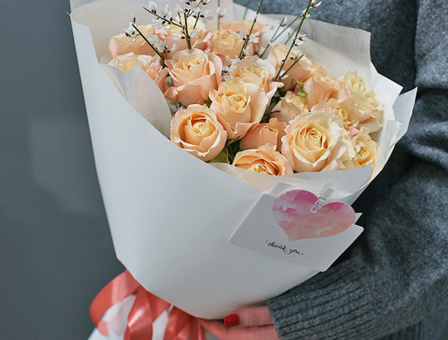Букет из кремовых кустовых голландских роз и гениста Фото